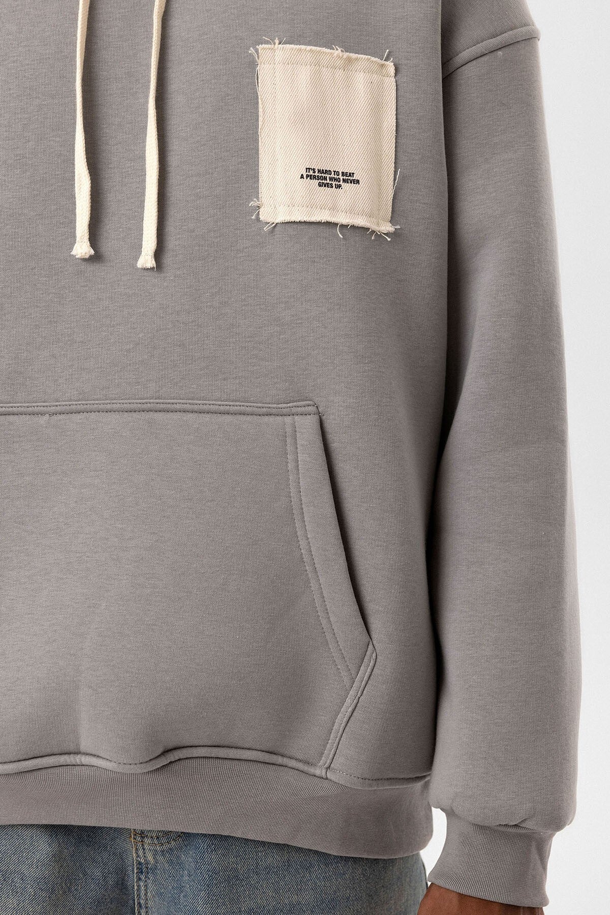 Etiket Detaylı Oversize Kapüşonlu Sweatshirt