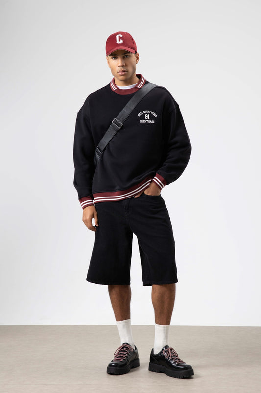 Oversize Yaka Nakış Detaylı Sweatshirt