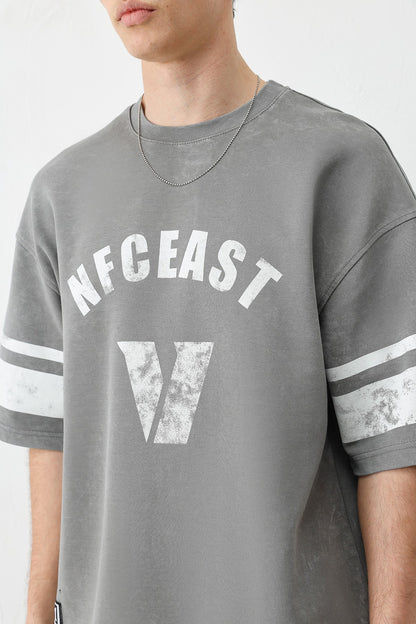 Oversize V Baskılı Kol Detaylı Tişört