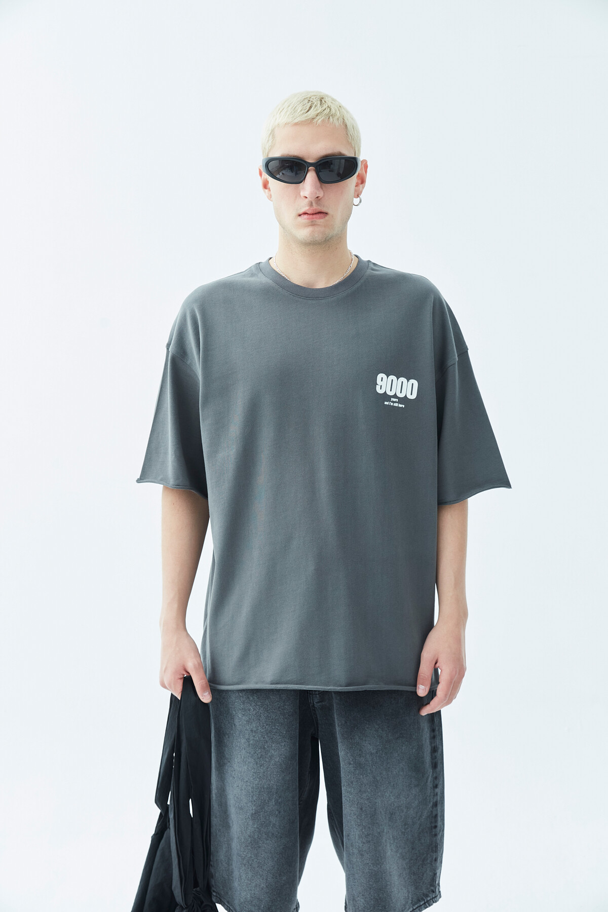 9000 BASKILI OVERSIZE T-SHIRT -KOYU FÜME