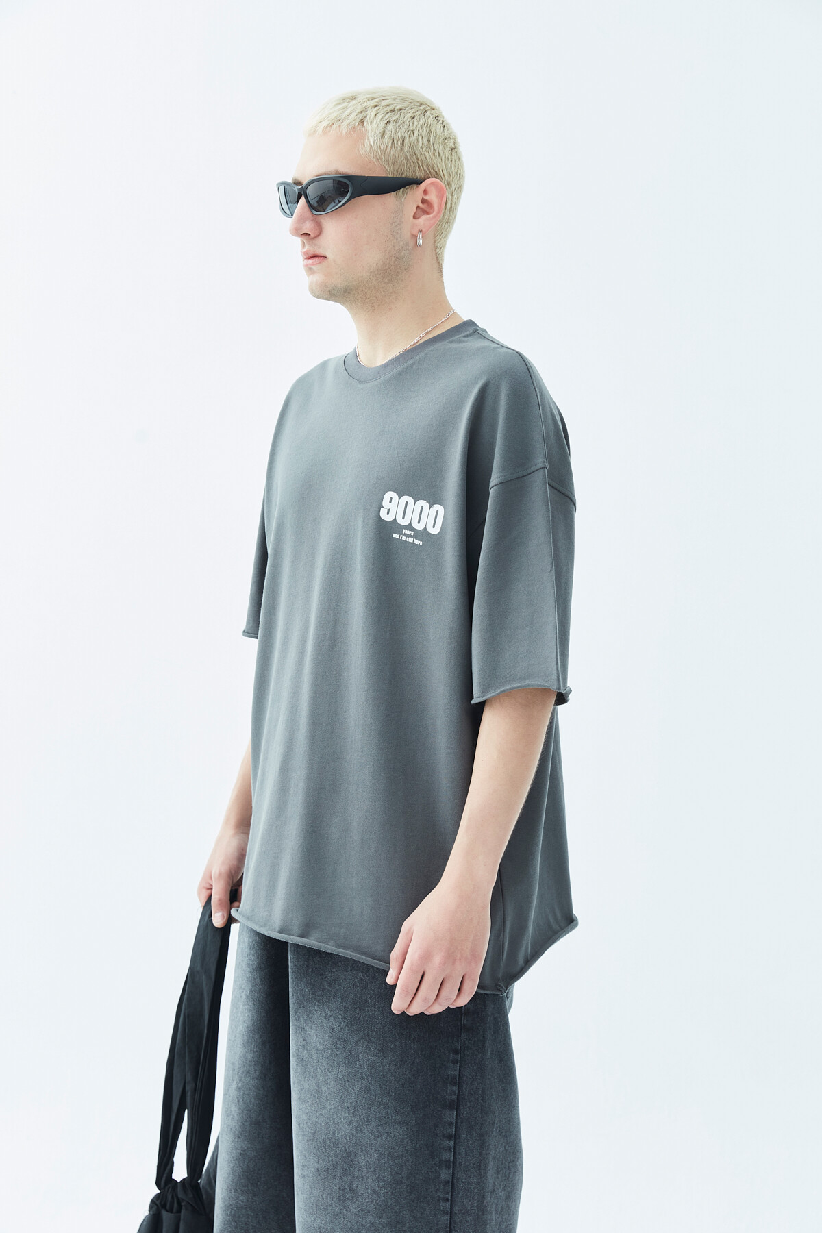 9000 BASKILI OVERSIZE T-SHIRT -KOYU FÜME