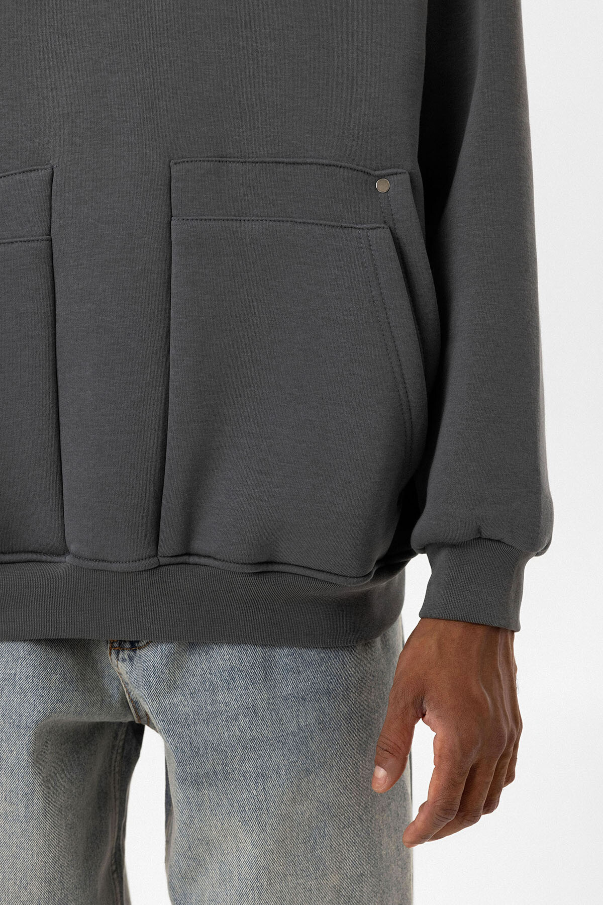 CEP DETAYLI KAPÜŞONLU OVERSIZE SWEATSHIRT AÇIK FÜME