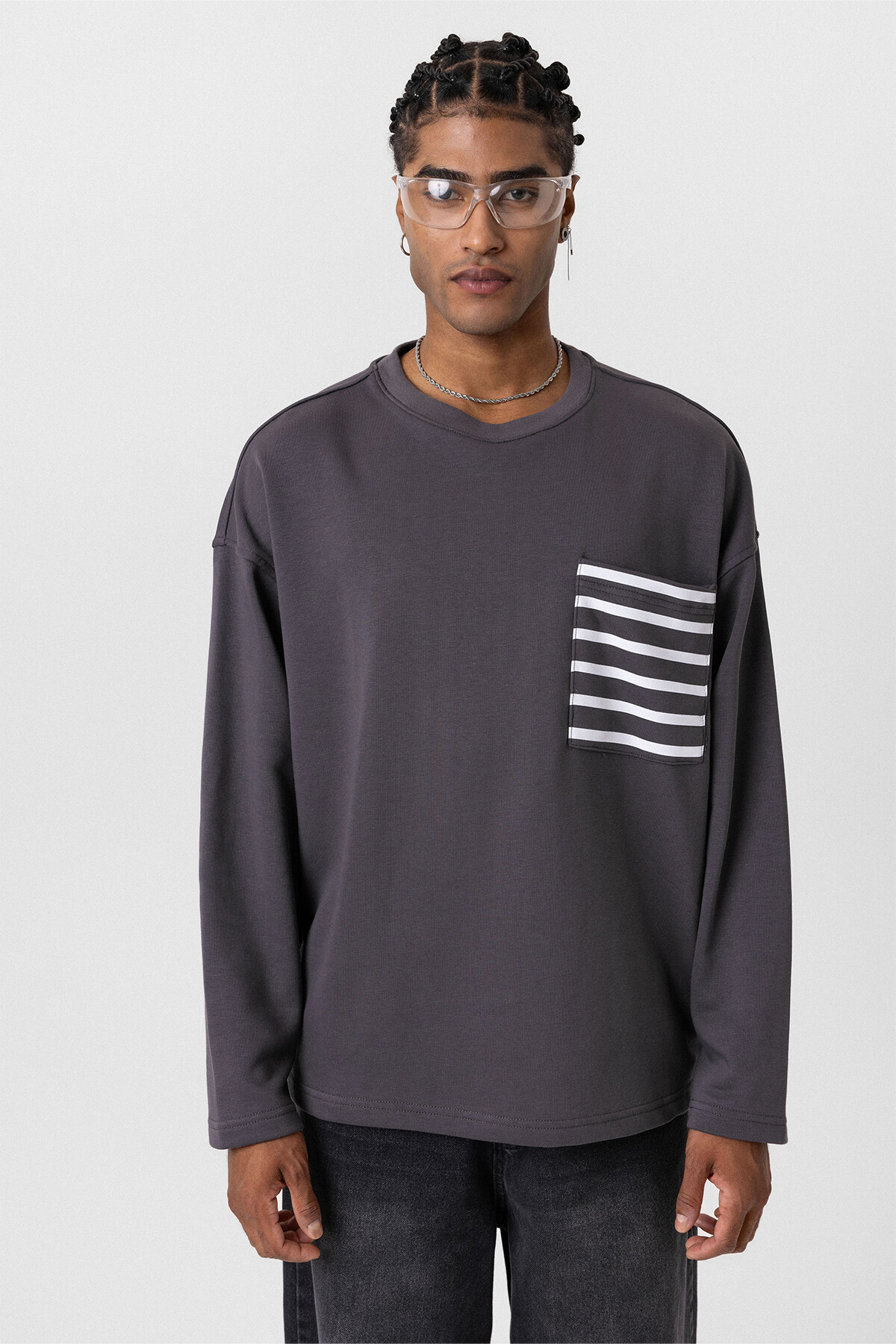 CEP DETAYLI OVERSIZE SWEATSHIRT FÜME